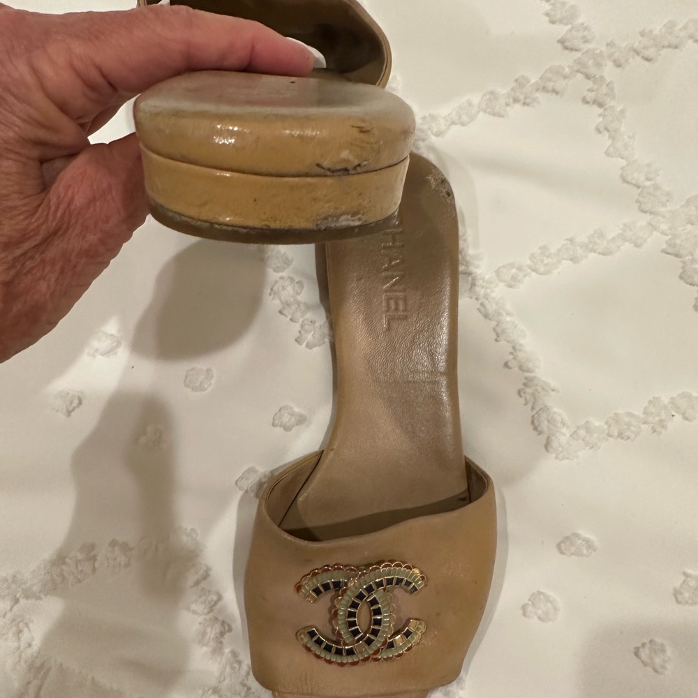 Chanel Tan Sandals with Iconic Logo Embellishment - Picture 4 of 9